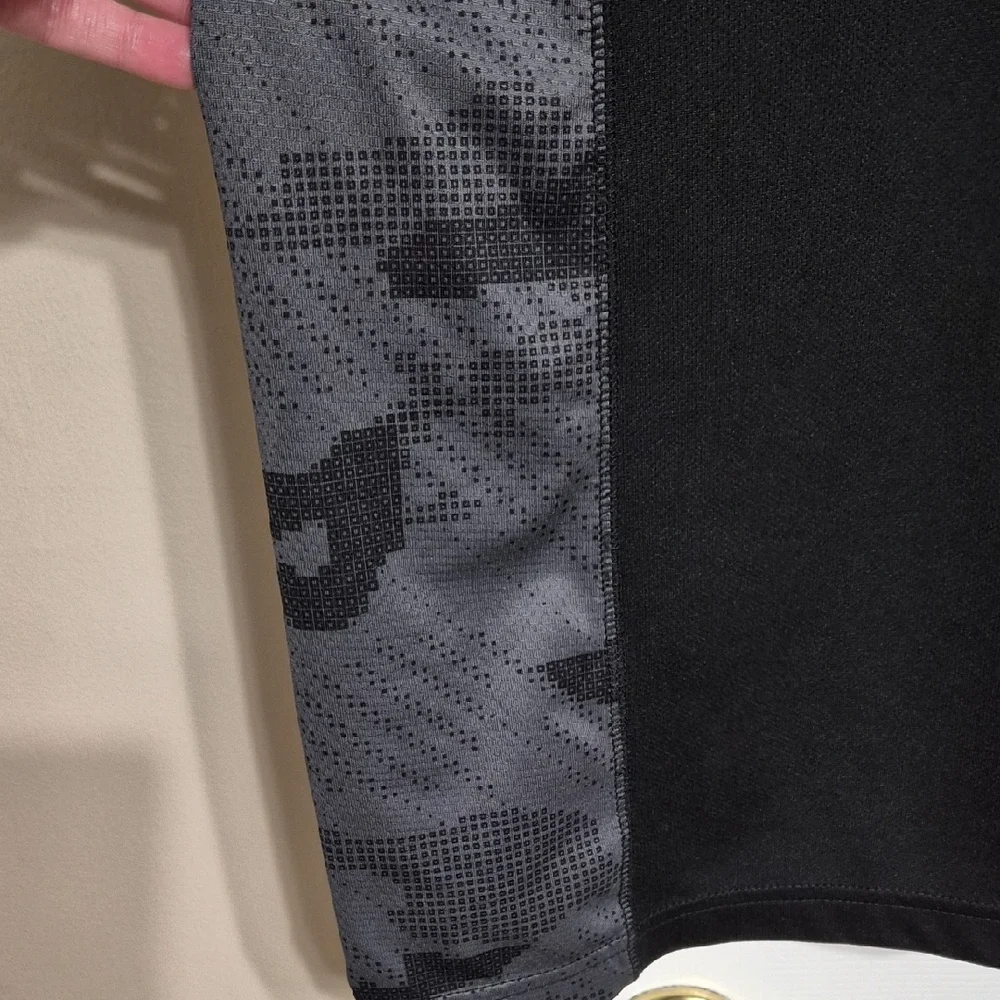 Old Navy Black and Gray Men's Tee